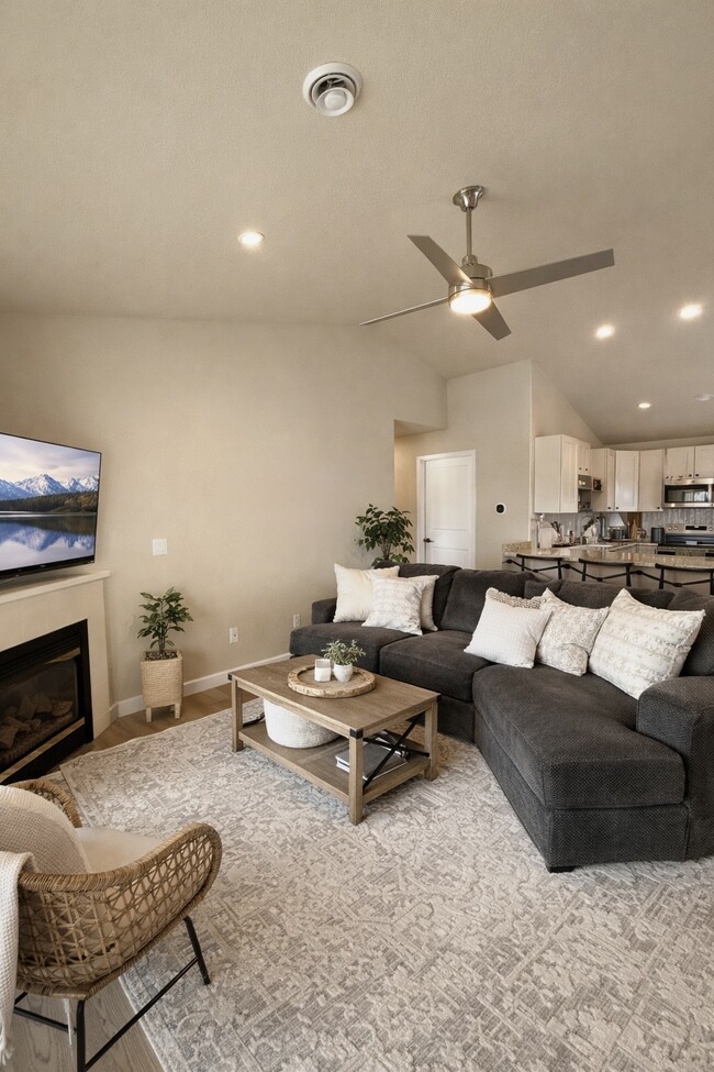 Building Photo - 827 Cheyenne Ave Unit 827 Cheyenne Ave Grafton