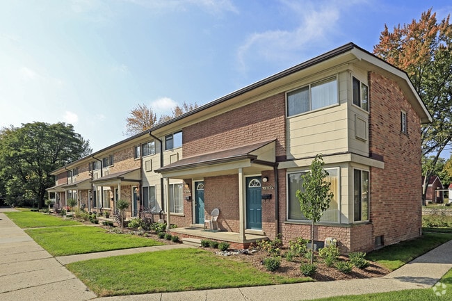 Arlington Townhomes & Apartments
