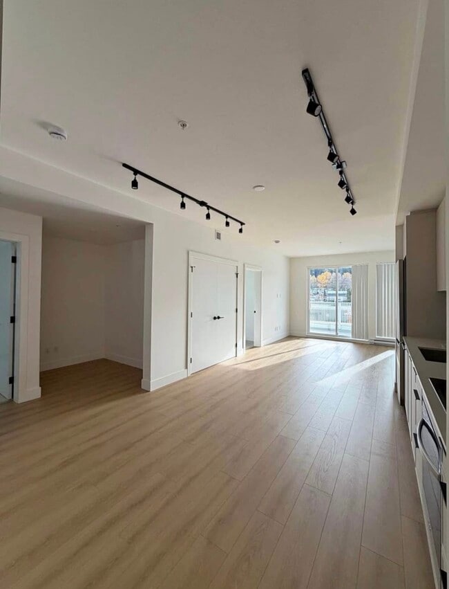 Photo - 3075 Murray St