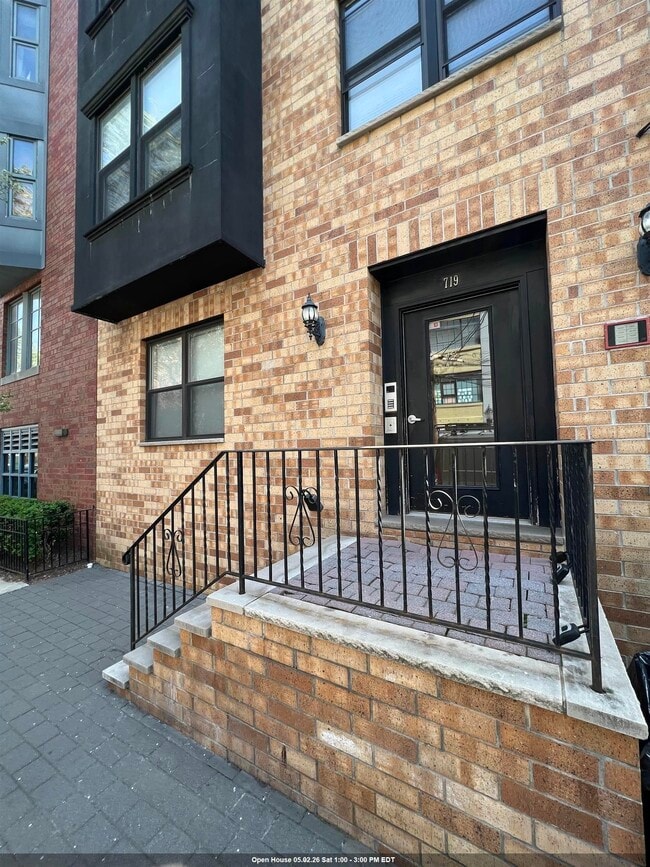 Building Photo - 719 Monroe St Unit 3