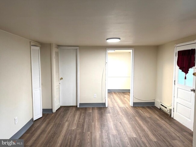 Building Photo - 725 W Broad St Unit 4