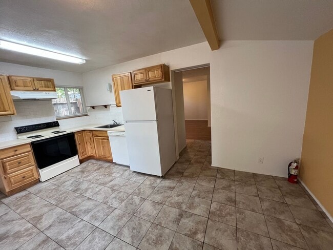 Photo - 412 NW Manzanita Ave Unit B