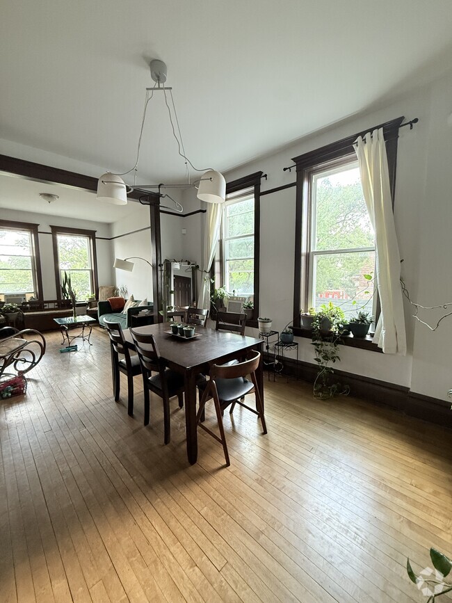 Building Photo - 2104 S Washtenaw Ave. Unit 3F Rental