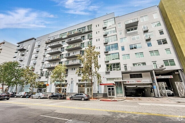 Building Photo - 645 W 9th St Rental