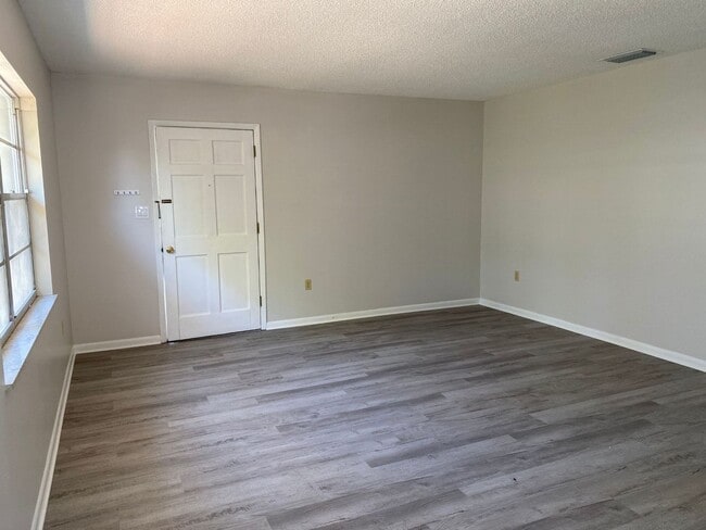 Photo - Spacious 2BR/1BA Townhouse in Prime Lakeland Location