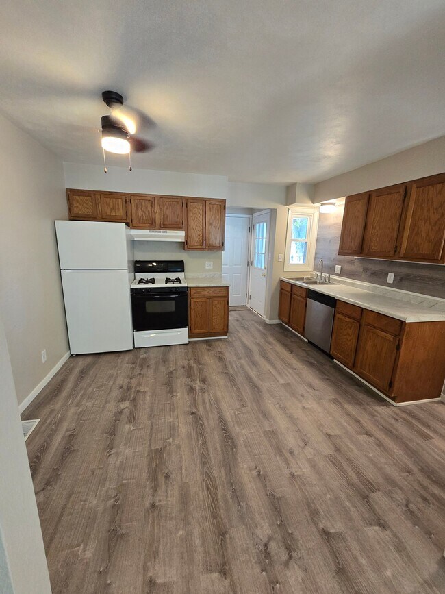 Photo - 1465 E Myrtle St