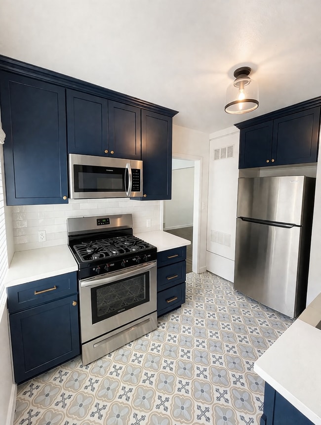 Building Photo - Remodeled 2BR in NoHo – New Kitchen, 2 Parking Spaces, Walk to NoHo West Mall Unit 11437 Oxnard St Apt 09