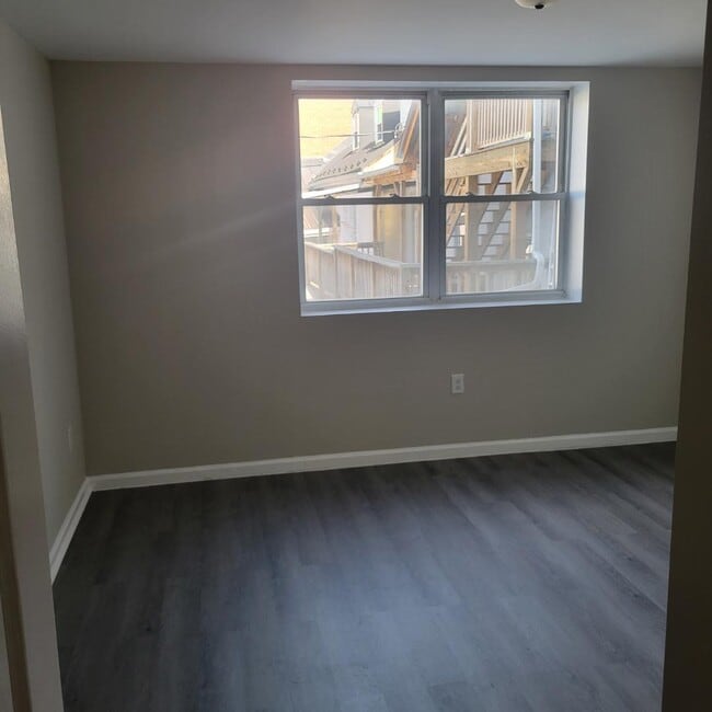 Photo - 137 N Market St