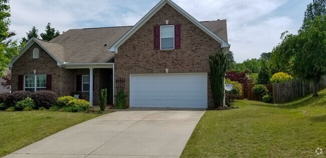 Building Photo - 4 bedroom home with fenced backyard locate...