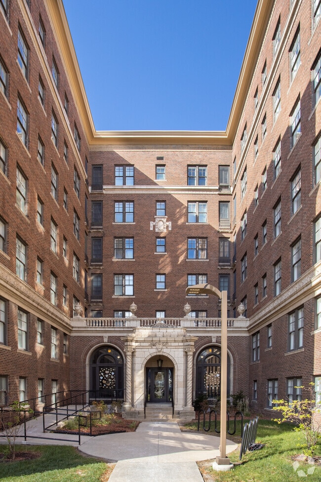 Photo - Commonwealth