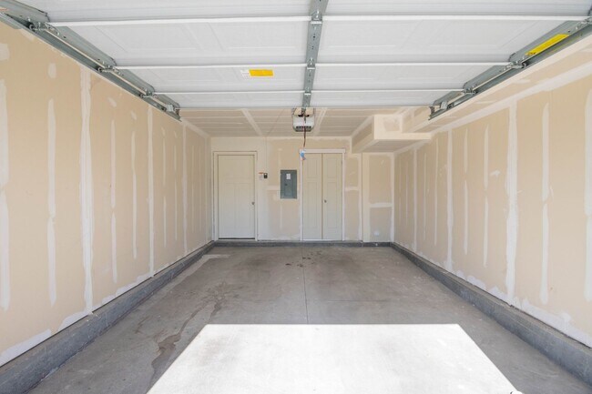 Photo - 7487 Geraint St