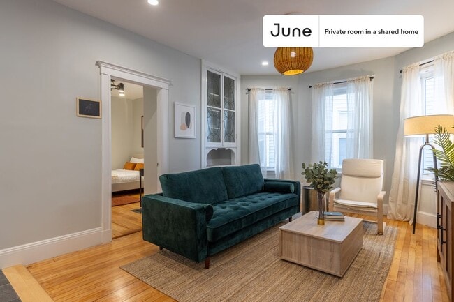Room in Shared 4 bed/2 bath home in Savin Hill