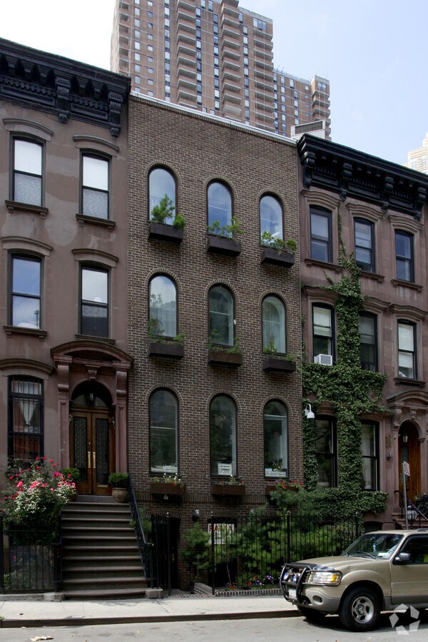 Photo - 450 W 44th St