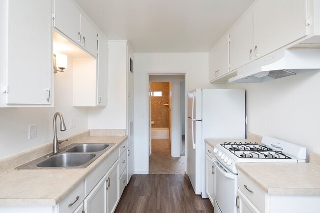 Photo - Charming 2 Bedroom Cottage in a Great Esco... Unit 1230B