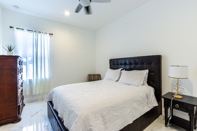 Photo - 2213 Simms St