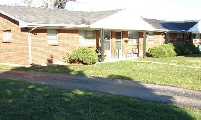 Building Photo - 2 bedroom ranch style apartment Unit 203 Marwood