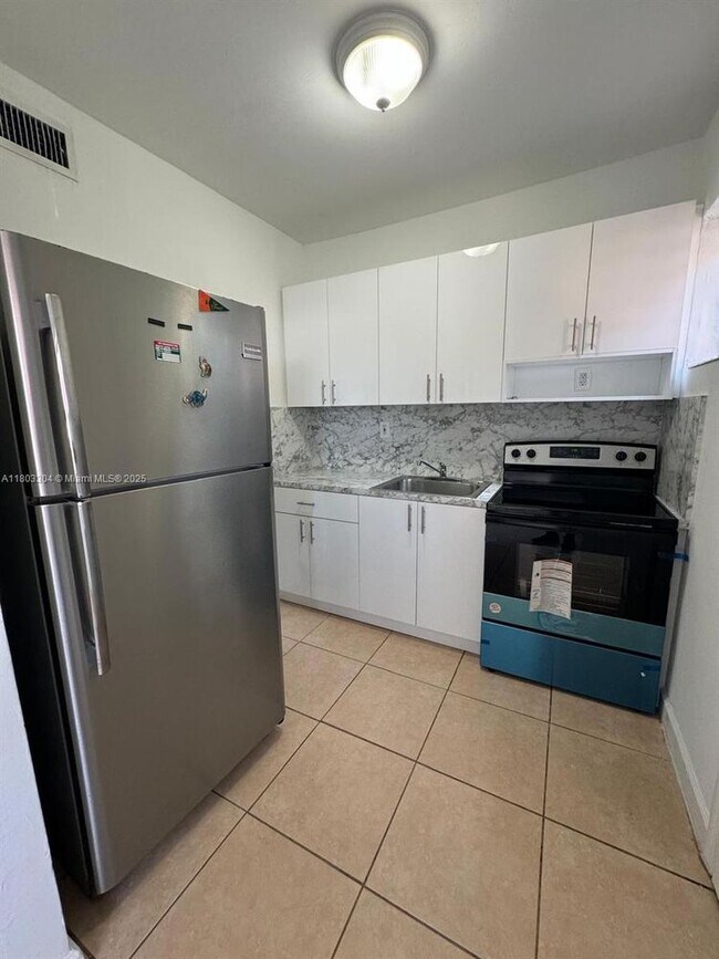Building Photo - 120 SW 18th Ct Unit 2-2 Rental