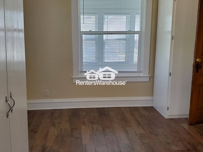 Photo - 108 3rd St W
