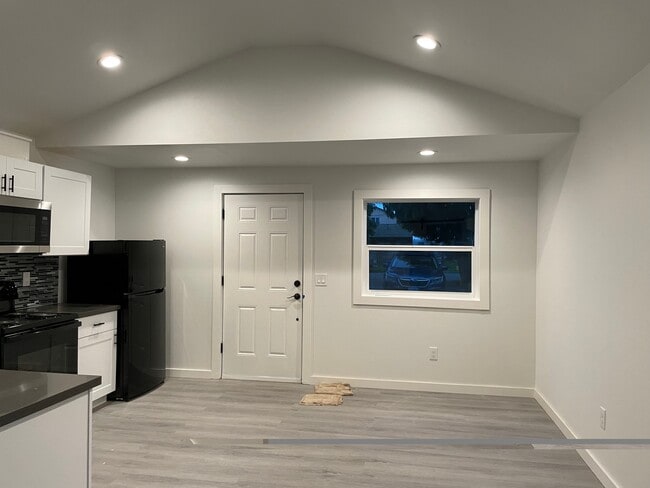 Photo - 6647 N Astor St Unit B