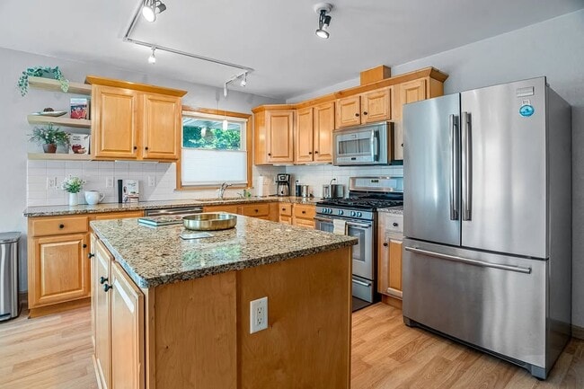 Photo - 4025 Chowen Ave S