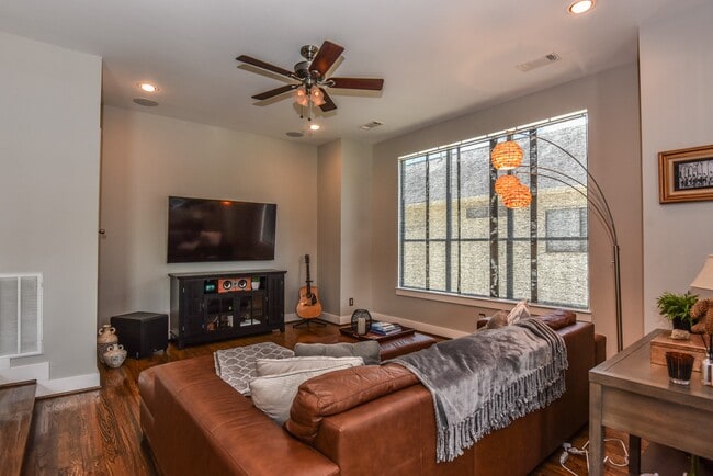 Photo - 4418 Koehler St