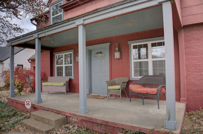 Photo - 3-bedroom, 2.5-bath home with mostly hardwood floors