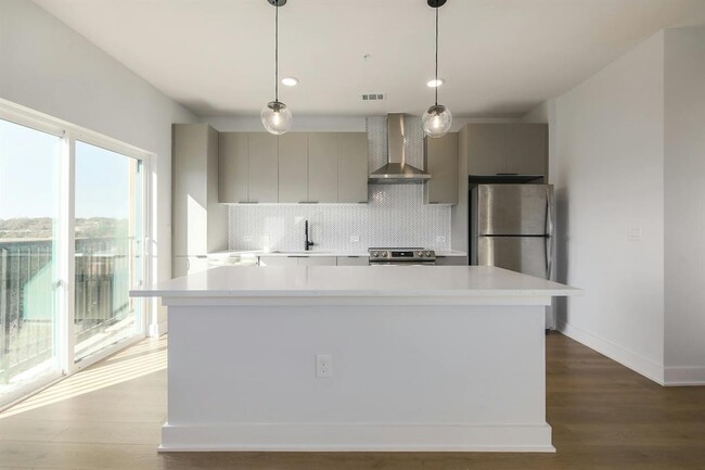 Building Photo - 2500 Longview St Unit 501