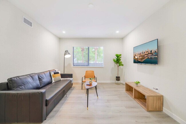 Photo - 700 SW 11th Ave Unidad FL1-ID1022482P