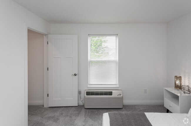 2BR, 2BA - 935 SF
