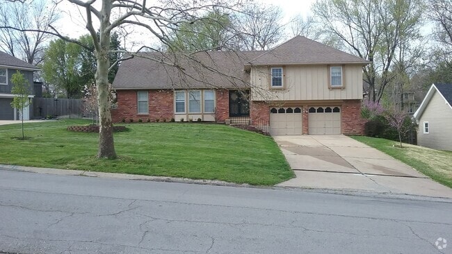 Building Photo - 818 W Santa Fe Trail Rental