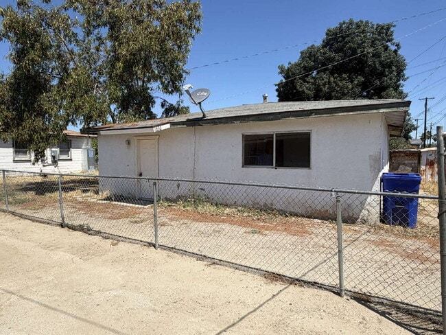 Building Photo - Charming 2 Bedroom, 1 Bathroom Home with Private Fenced Yard