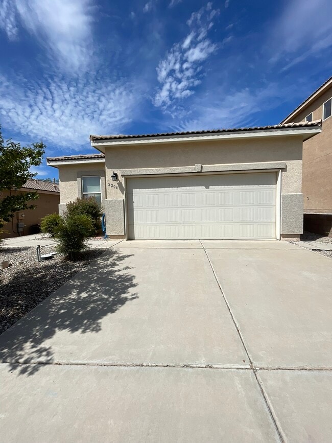 Building Photo - 2204 Delfinio Dr SE