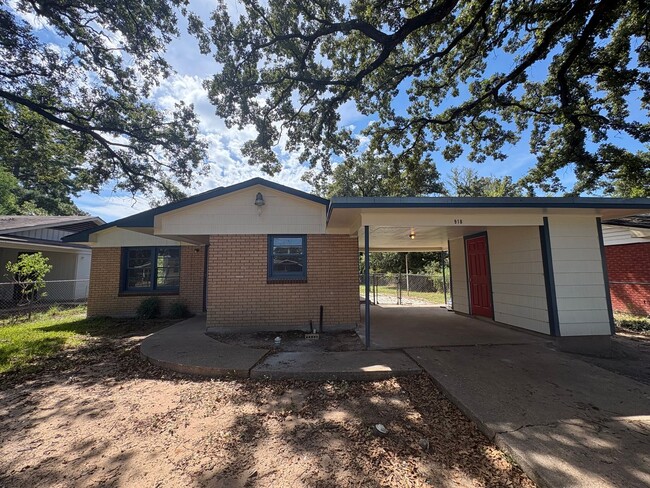 Photo - 918 Huntington Ln