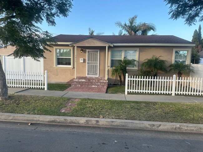 Photo - 1411 W 184th St