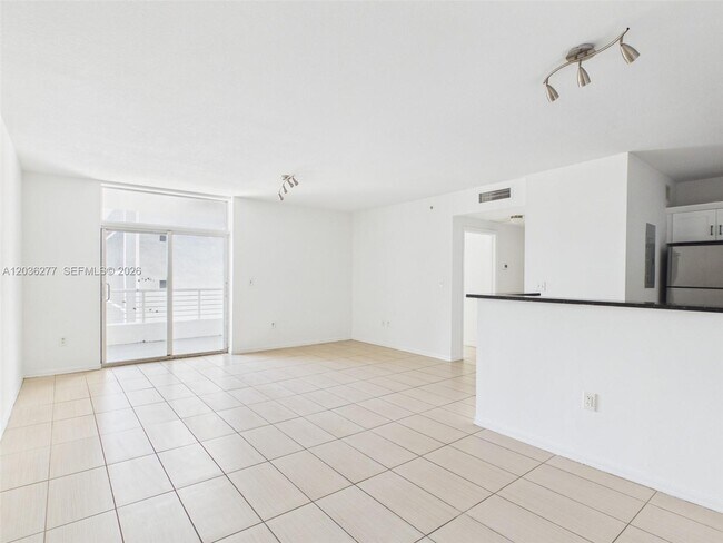Photo - 425 NE 30th St Unidad 404