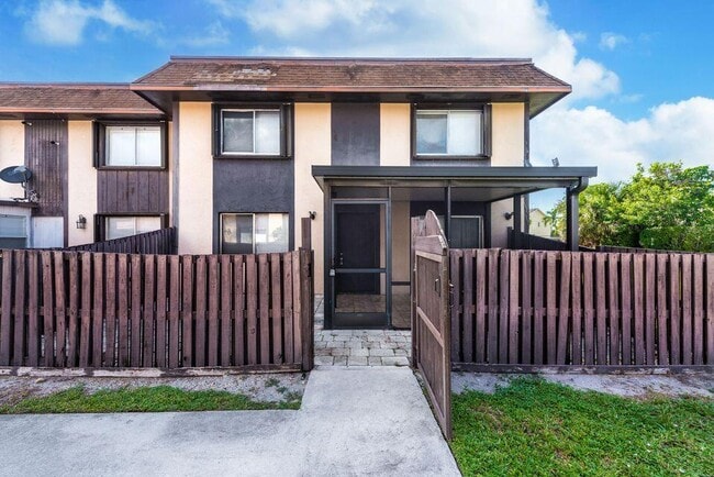 Building Photo - 2140 Sherwood Forest Blvd Unit 10