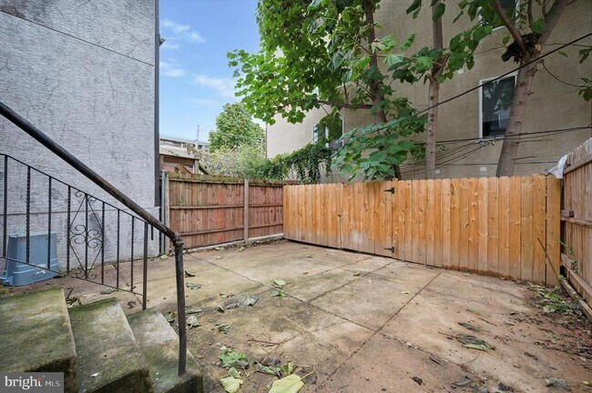 1637 W GIRARD Ave Unit 1