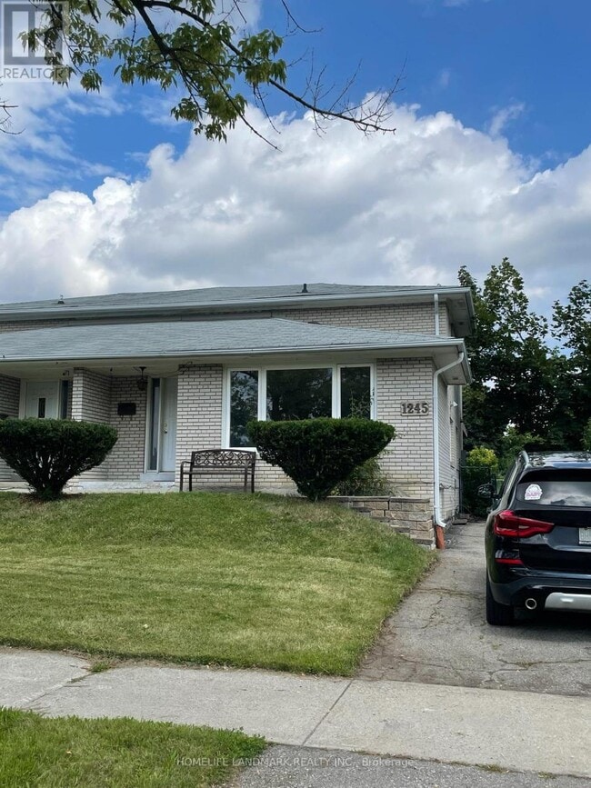Photo - 1245 Shamir Crescent