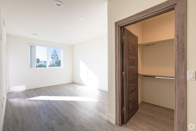 Photo - 5342 Fountain Ave.