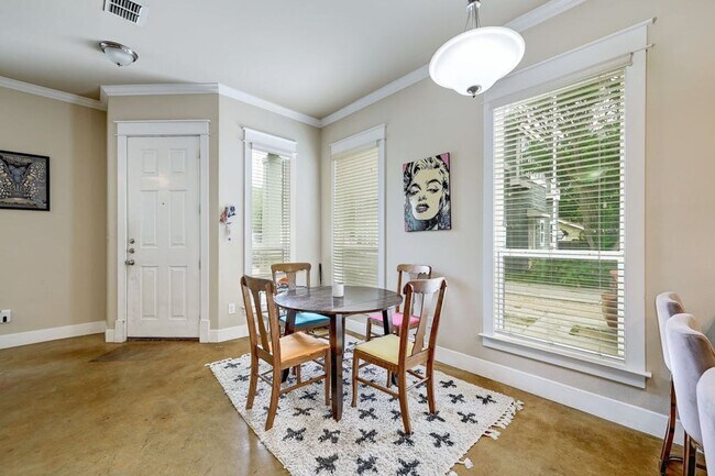 Photo - 507 W N Loop Blvd Unidad 32-B