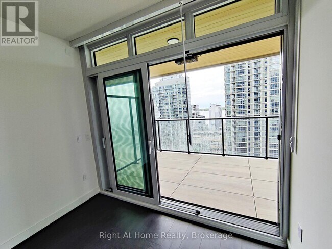 Photo - 1 Concord Cityplace Wy Unité 1907