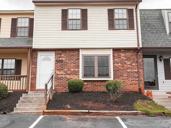 Building Photo - Great Location - Campbell County Townhome (176 Kitty Hawk Square)