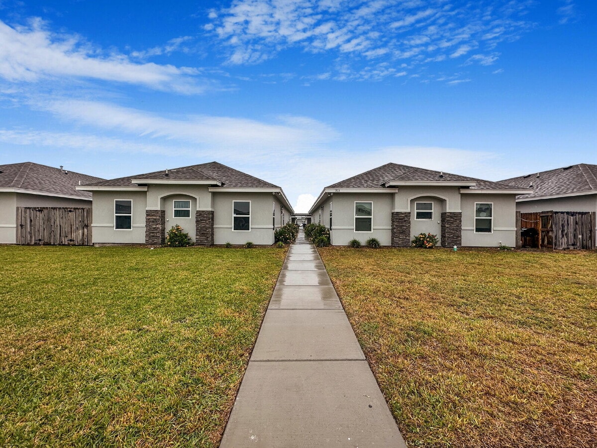 Photo - Beautiful and big 3 bedroom 2 full baths in gated community in Weslaco