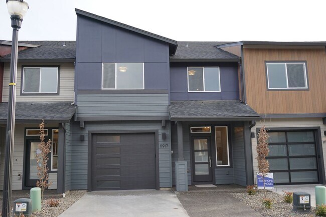 LIKE NEW Prairie Commons Luxury Townhome f... - LIKE NEW Prairie Commons Luxury Townhome f...