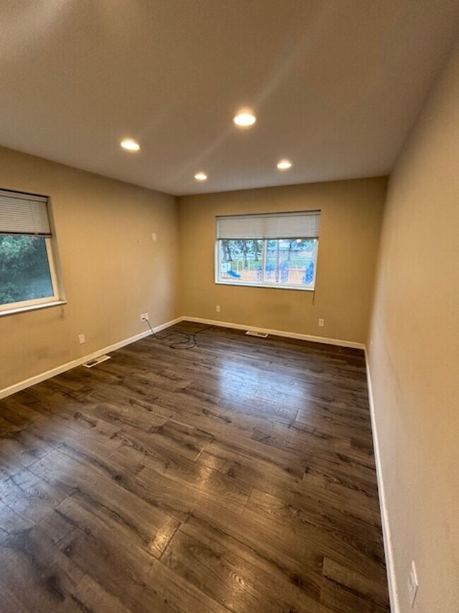 Photo - 1 Bedroom 1 Bath Apt. with huge garage in Newberg