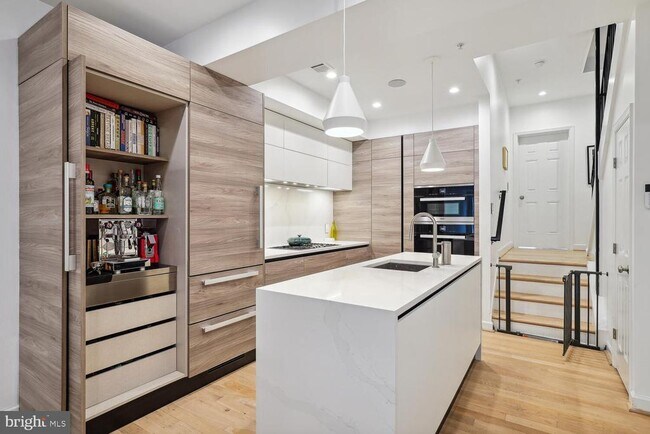 Photo - 2242 Ontario Rd NW