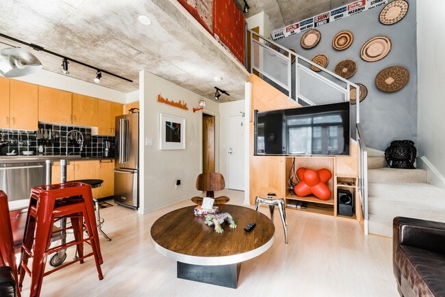 Building Photo - 800 King St W