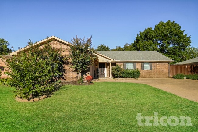 Building Photo - 2113 Tampico Dr