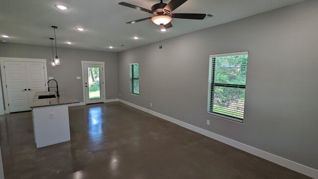 Photo - 400 W Acheson St