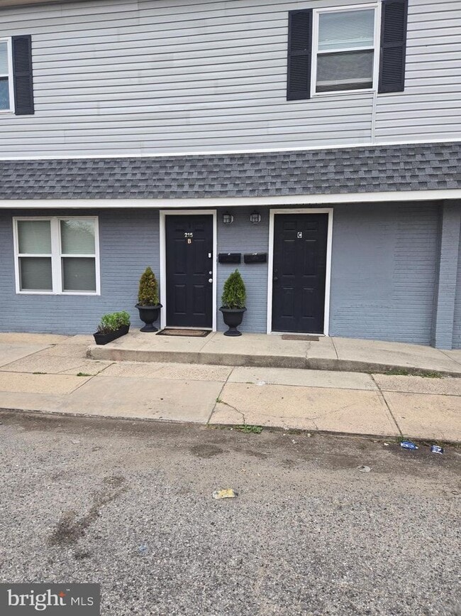 Building Photo - 215 S Pavilion Ave Unit E-E Rental